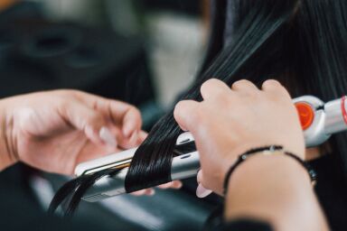 Как правильно выпрямлять волосы утюжком