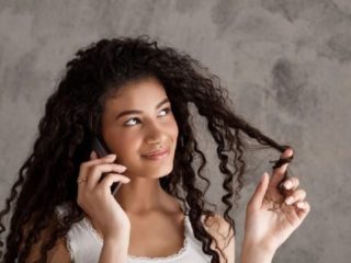 Кудри в домашних условиях без плойки и бигуди — как быстро сделать за 5 минут и на ночь Девушка с темными кучерявыми волосами