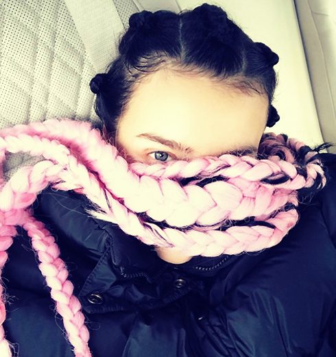 Прически с канекалоном - стильно, модно, молодежно! Как вплести в волосы канекалон – пошаговые инструкции с фото