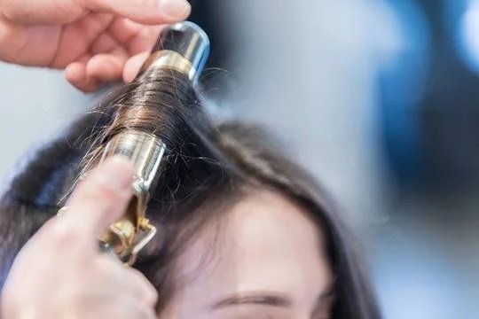 Ход коня: как сделать идеальный низкий хвост с пробором на сайте SalonSecret в России