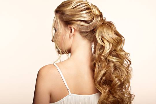 Ход коня: как сделать идеальный низкий хвост с пробором на сайте SalonSecret в России