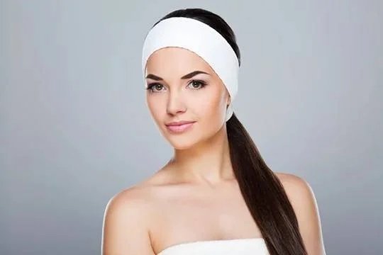 Ход коня: как сделать идеальный низкий хвост с пробором на сайте SalonSecret в России
