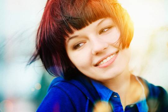 Зеленые глаза и бордовый цвет