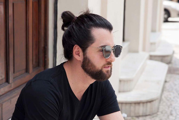 Man bun с хвостом на макушке