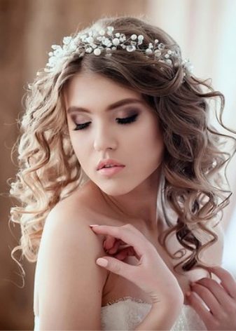 Свадебные прически без фаты: стоит ли отказываться от традиций? Свадебные прически на средние волосы