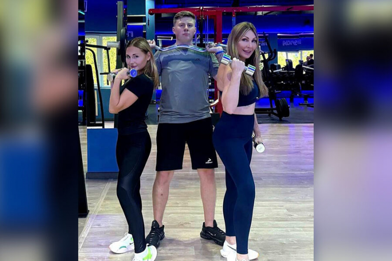 Звезда «Счастливы вместе» позировала со старшими детьми в спортзале