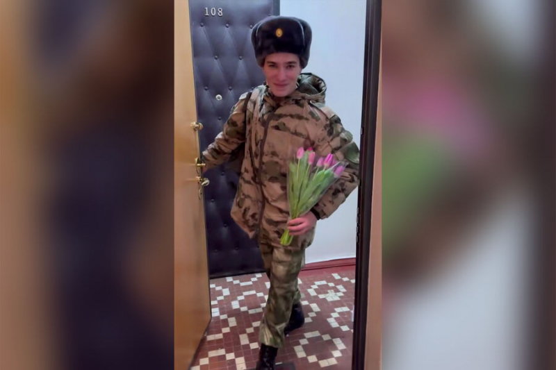 Тутта Ларсен демонстрирует повзрослевшего сына после возвращения из армии