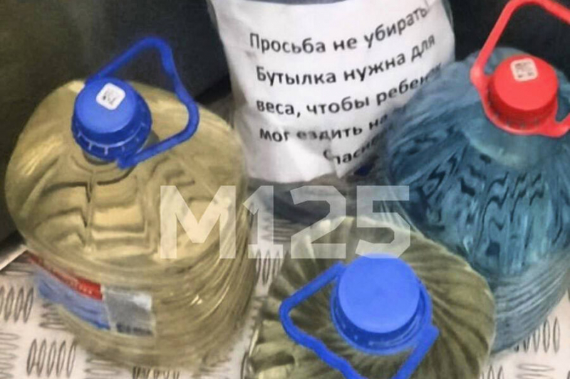 В Москве жители многоэтажки объяснили, зачем поставили в лифт бутыли с водой