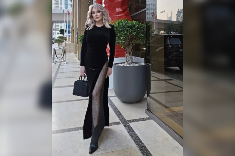 Жена Стаса Михайлова показала фигуру в&nbsp;облегающем платье с&nbsp;разрезом до&nbsp;бедра