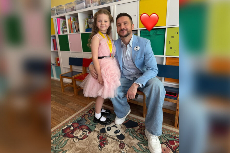 Сергей Лазарев пришел к дочери на выпускной