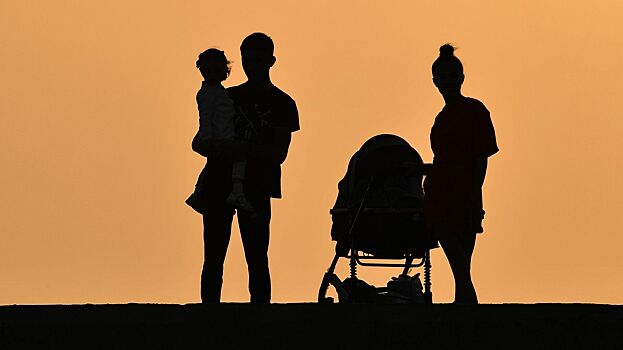 Родила второго: как помочь старшему принять малыша без ревности