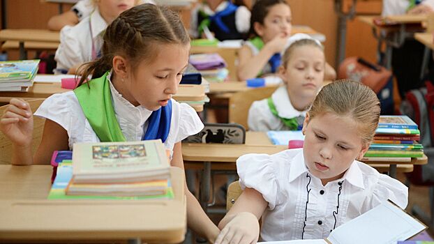 Более половины россиян спорят с детьми при выборе вещей для школы