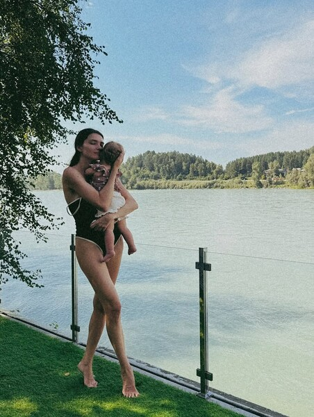 Жена звезды «9 роты» снялась в купальнике с их дочерью на руках