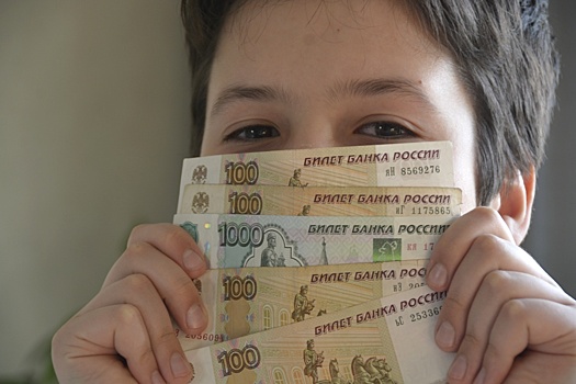Психолог объяснил, стоит ли платить ребенку за хорошие оценки
