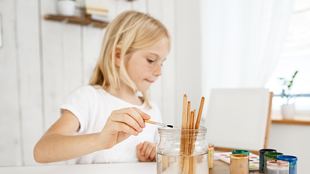 Специалист объяснил, почему родители не должны делать поделки за детей