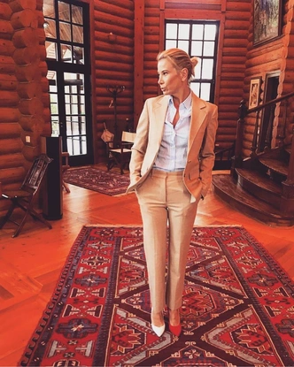 Эволюция стиля Юлии Высоцкой за последние 20 лет: от скромных платьев к интеллектуальной роскоши